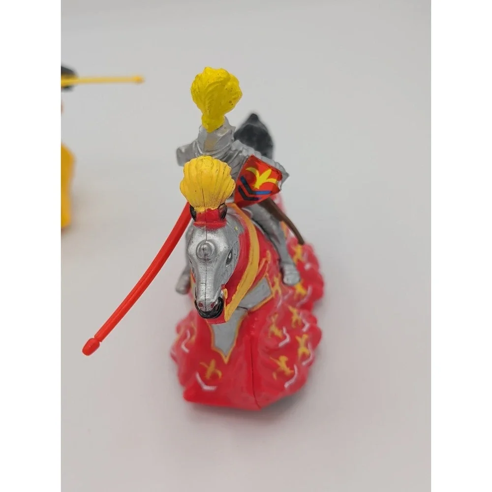 Britains 1988 Vintage Jousting Pull Back Horse Knights Toy Soldiers Lot of 2